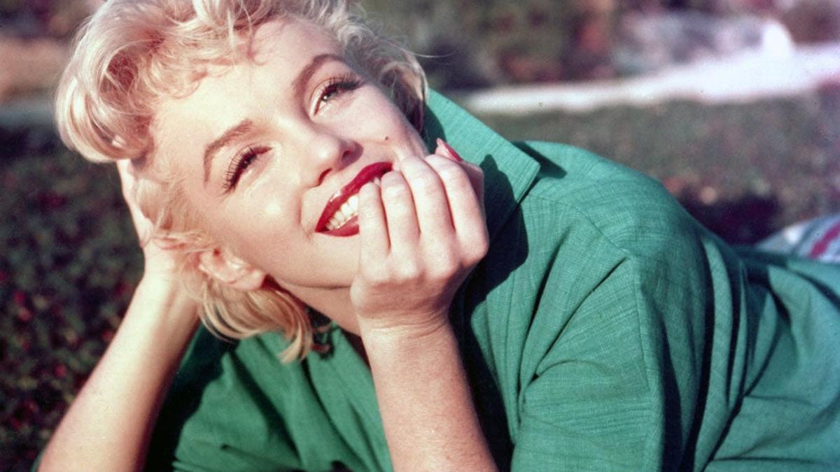 Marilyn Monroe, icono de la sensualidad, con los labios pintados de rojo