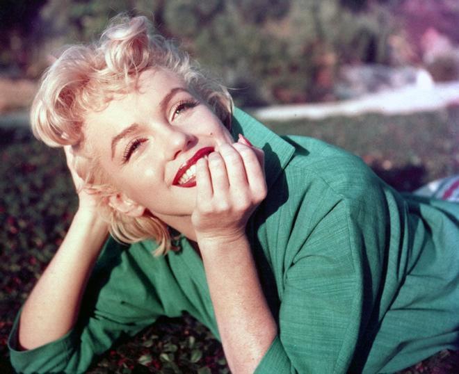 Marilyn Monroe, icono de la sensualidad, con los labios pintados de rojo