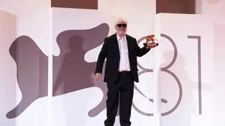 Almodóvar hace historia y gana el León de Oro a la mejor película en Venecia por 'La habitación de al lado'