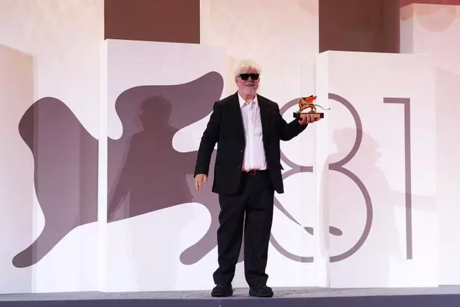 Almodóvar hace historia y gana el León de Oro a la mejor película en Venecia por 'La habitación de al lado'