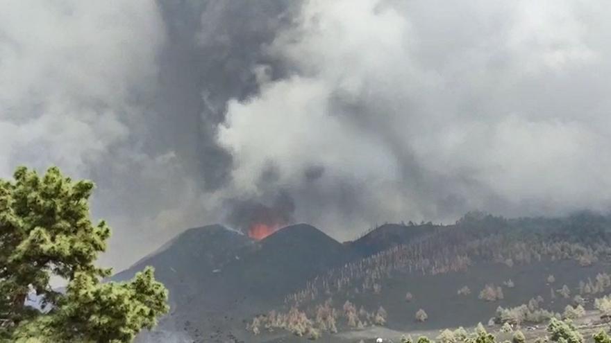 Fuerte explosión antes de la apertura de la nueva boca del volcán de La Palma