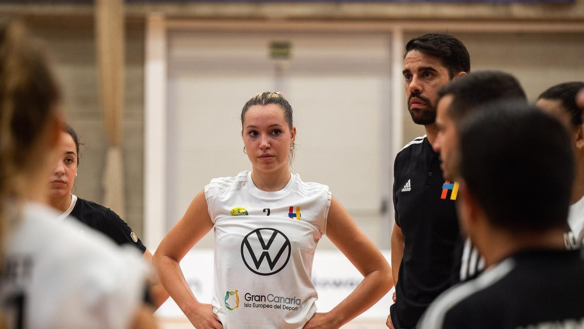 Las jugadoras del Heidelberg atienden a Santi Guerra durante un tiempo muerto