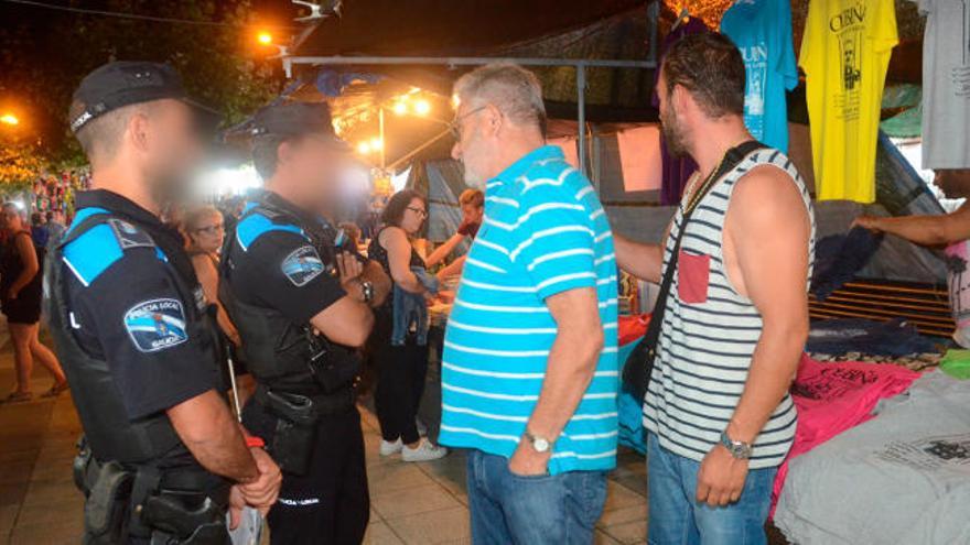 Cambados obliga a desmontar un puesto con libros de Laureano Oubiña en la  Festa do Albariño