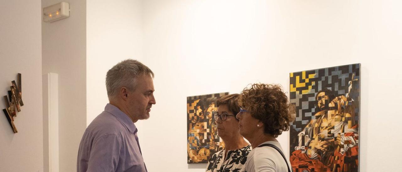 Javier Carpintero conversa con unas visitantes en la inauguración de su exposición en Espacio 36.