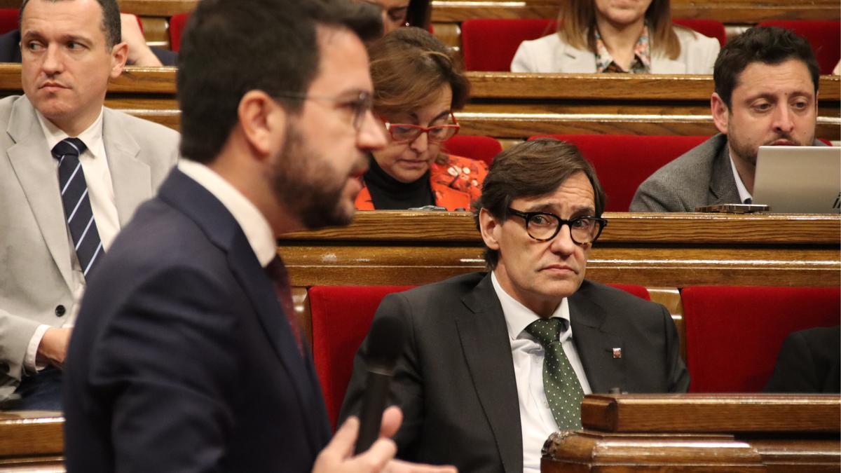 El líder del PSC, Salvador Illa, y el 'president' Pere Aragonès, en el hemiciclo del Parlament durante la sesión de control.