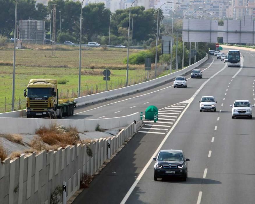 La caída de la viga de un camión causa un socavón y grandes retenciones