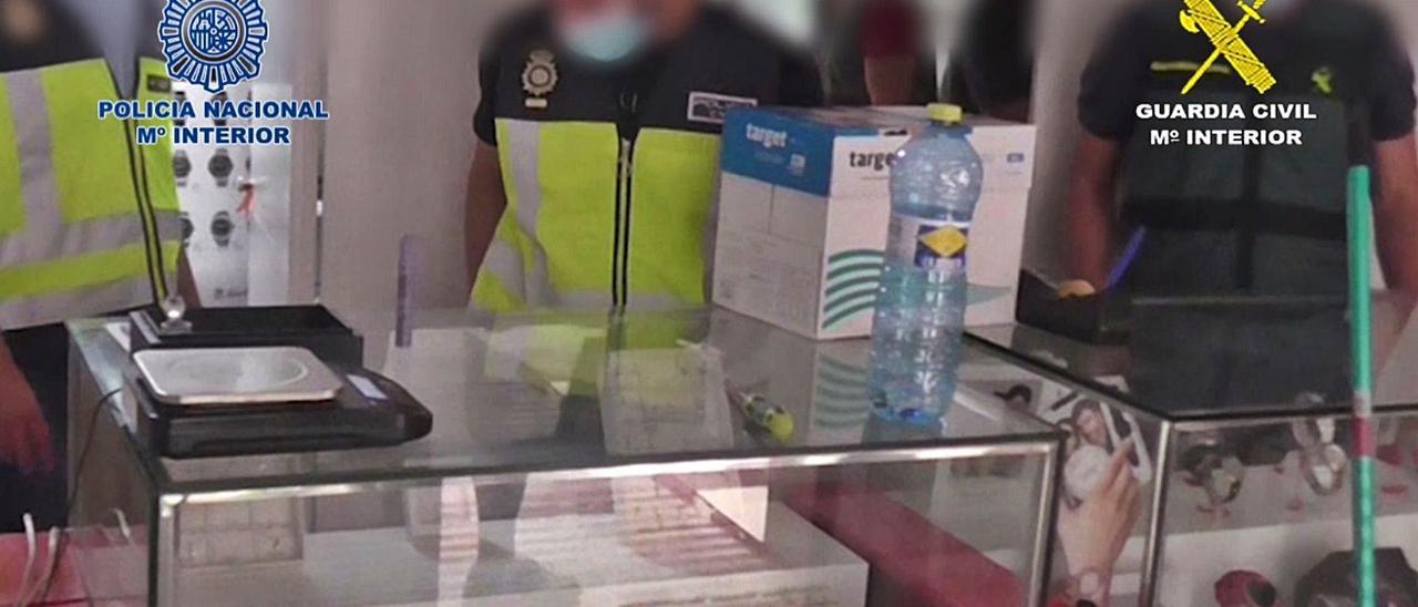 La Policía y la Guardia Civil en el registro del comercio de compraventa de oro que adquiría las piezas sustraídas.