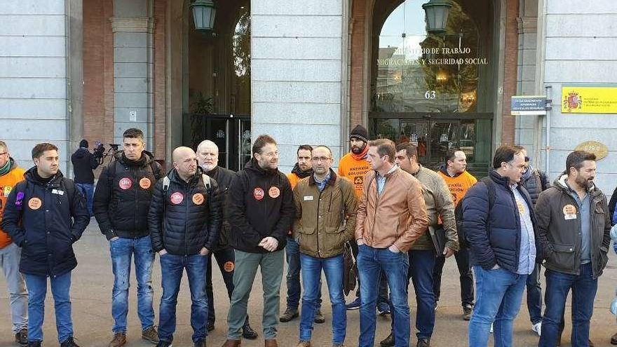 Representantes sindicales de las fábricas de Alcoa de A Coruña y Avilés, ayer ante el Ministerio de Trabajo.