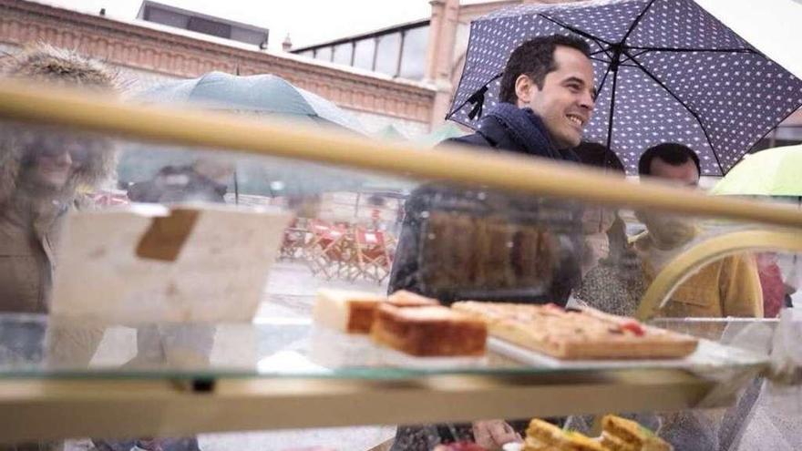 Aguado (Cs), ayer en Madrid, durante una visita al Mercado de Productores de la capital.