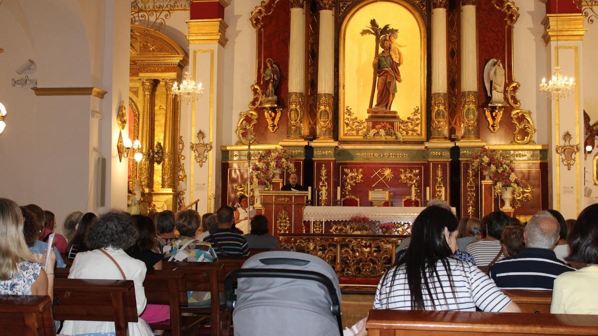 El párroco de San Cristóbal, Régulo Cayuela, durante la reunión que se celebraba esta semana en el templo con los lorquinos que participarán en la peregrinación.