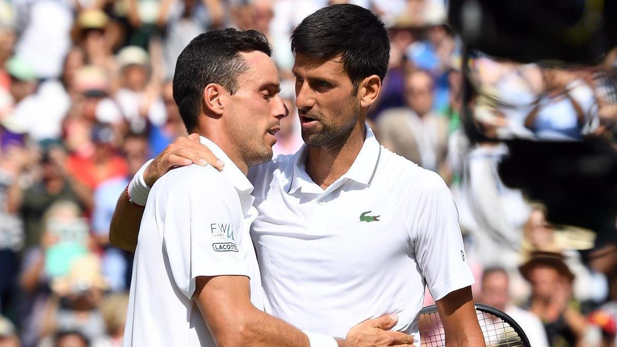 Roberto Bautista y Novak Djokovic, tras su partido de Wimbledon en 2019