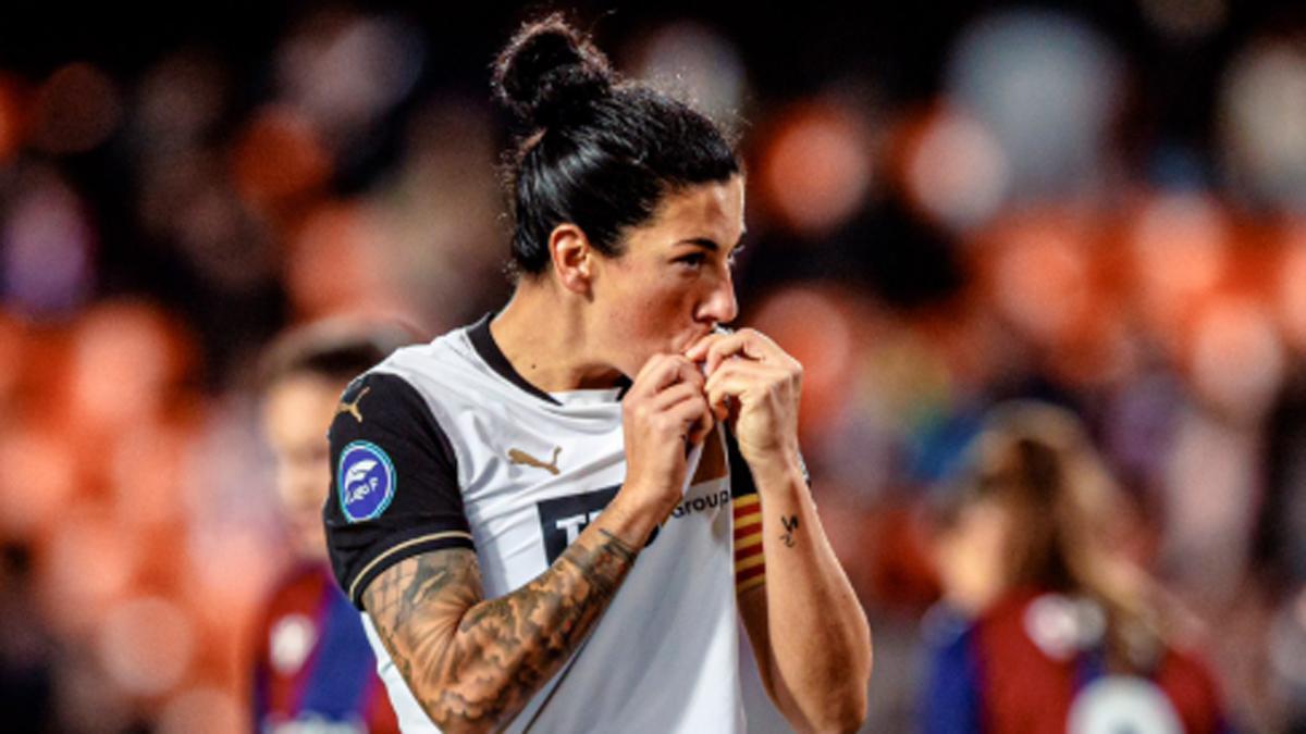 Marta Carro, besando el escudo