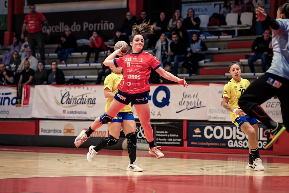 Adriana Rial culmina un contragolpe en el segundo tiempo. | BALONMÁN PORRIÑO