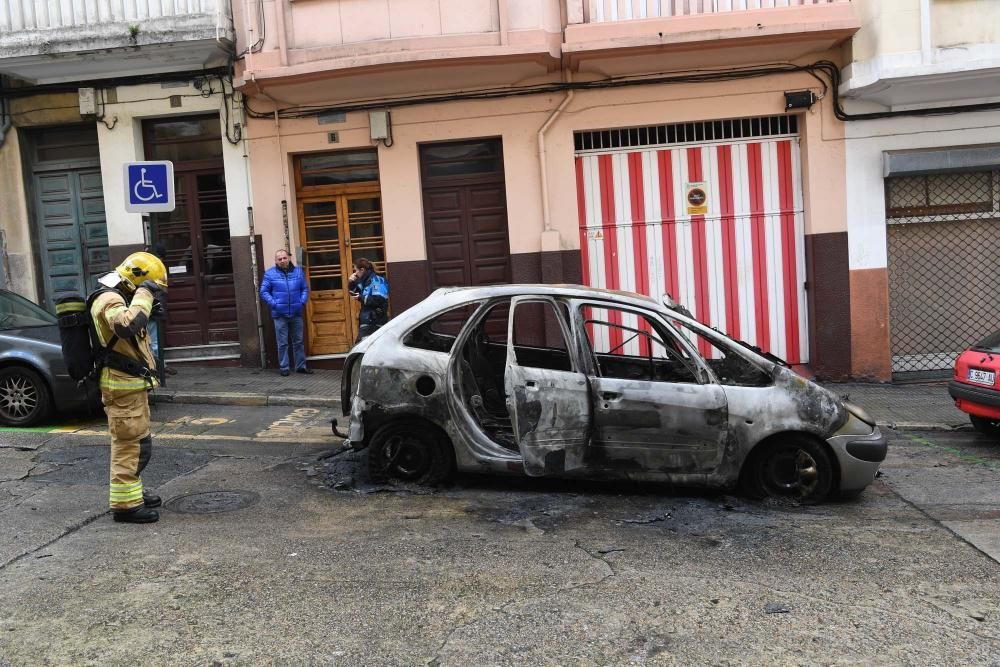 Los bomberos sofocan un vehículo incendiado en Juan Flórez