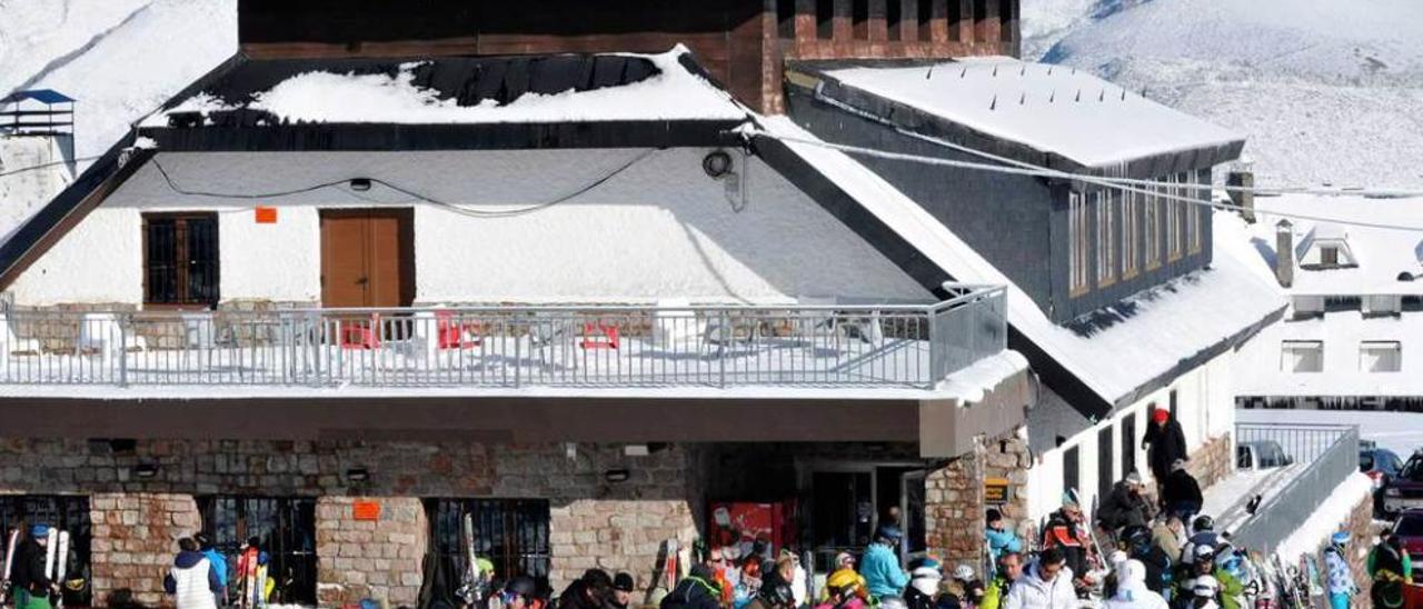 Esquiadores en la estación invernal de Valgrande-Pajares en el primer sábado de la temporada.