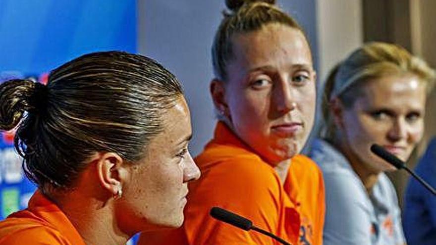 Sherida Spitse, Sari van Veenendaal y la seleccionadora Sarina Wiegman ayer en la rueda de prensa.