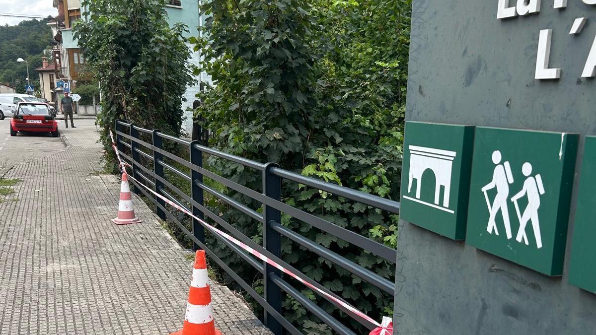 Barandillas renovadas en un puente de Barredos.