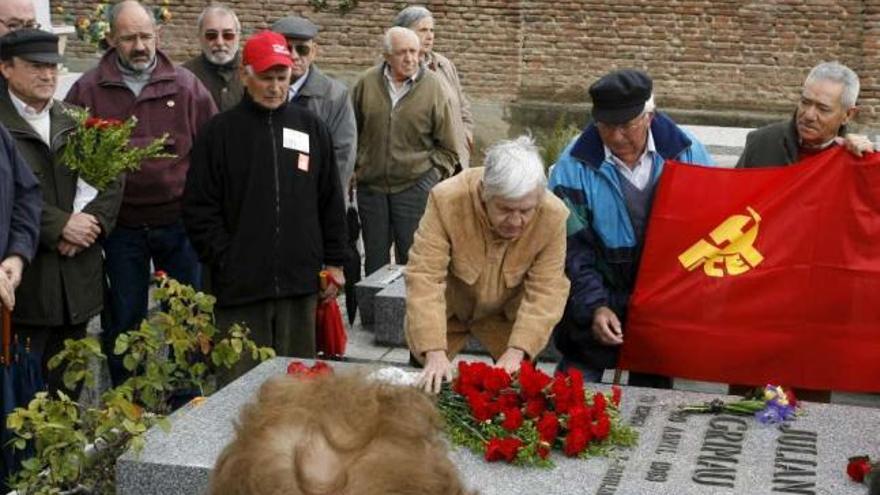 Veteranos comunistas que militaron en la clandestinidad rinden homenaje a Grimau. / efe