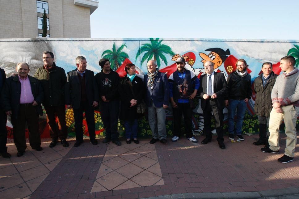 Nuevo mural decorado con motivos relacionados con la huerta en una pared exterior del hotel Nelva