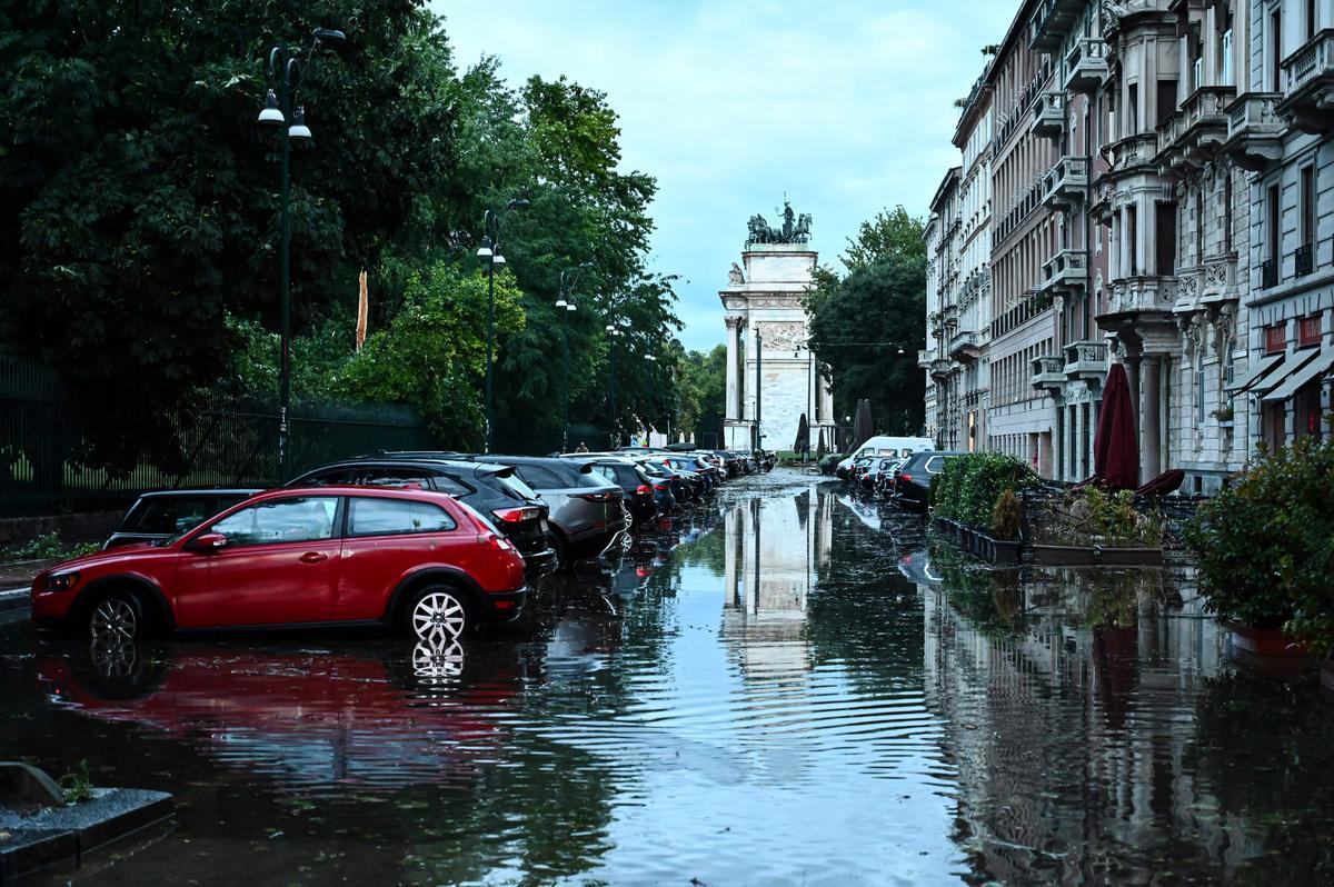 Una tormenta nocturna azota la ciudad de Milán.