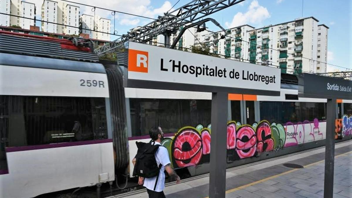 La estación de Rodalies junto al barrio de Can Serra en L'Hospitalet de Llobregat.