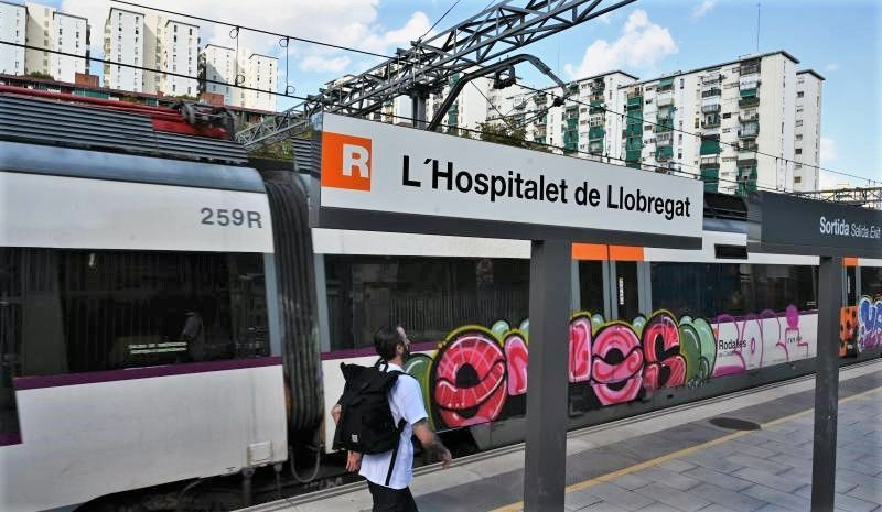 La estación de Rodalies junto al barrio de Can Serra en L'Hospitalet de Llobregat.