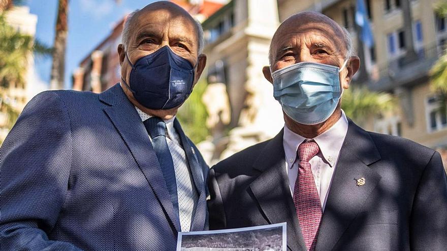 José Juan y Santi, dos de los protagonistas del ascenso de 1961, muestran una foto de aquel equipo. | | ANDRÉS GUTIÉRREZ