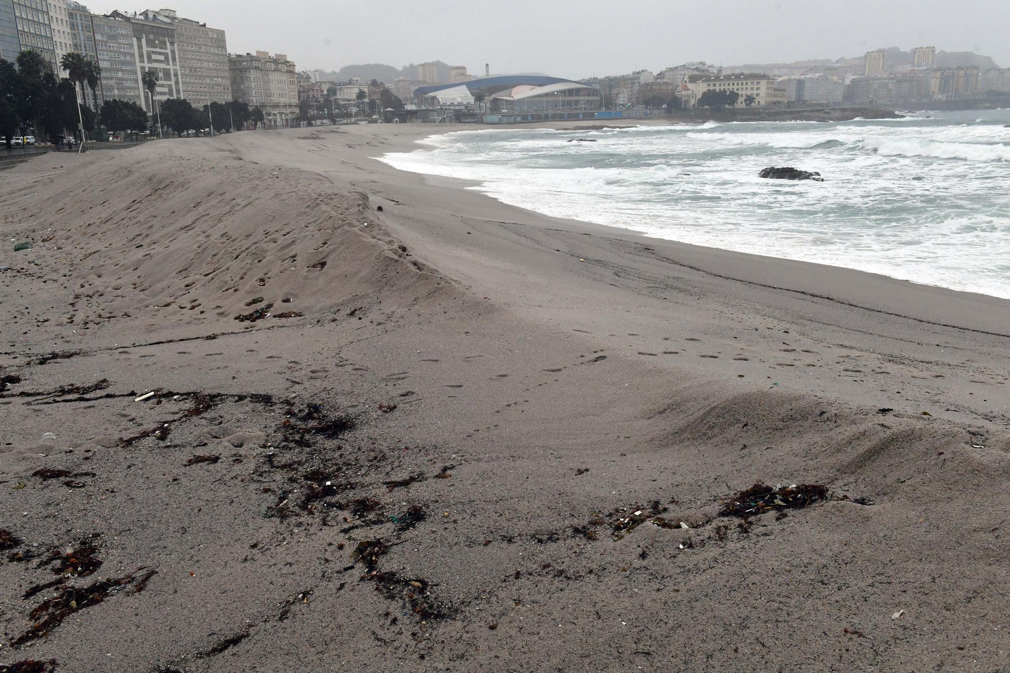 Así ha quedado la duna de Riazor después de tres días de temporal en A Coruña