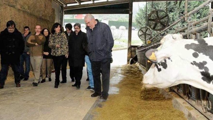 Responsables municipales, autonómicos y de la empresa, ayer, durante la visita a Granxa O Cancelo.