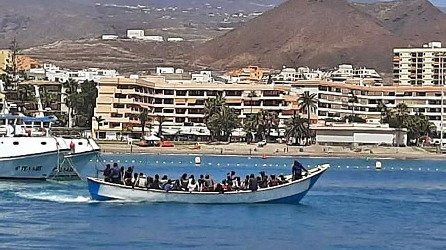 Migrantes subsaharianos en el puerto de Los Cristianos.