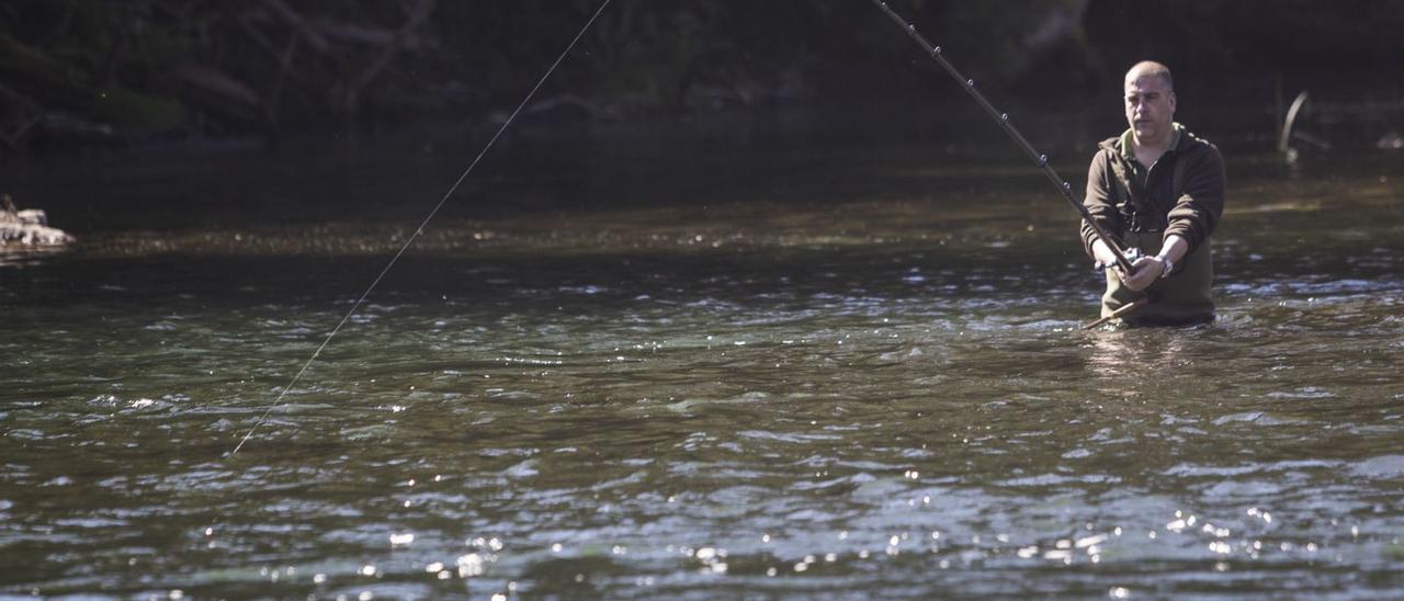 Un pescador, en el Narcea. | Miki López