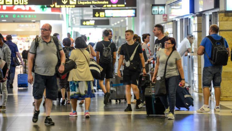 Un grupo de pasajeros en la zona de llegadas del aeropuerto de Gran Canaria.