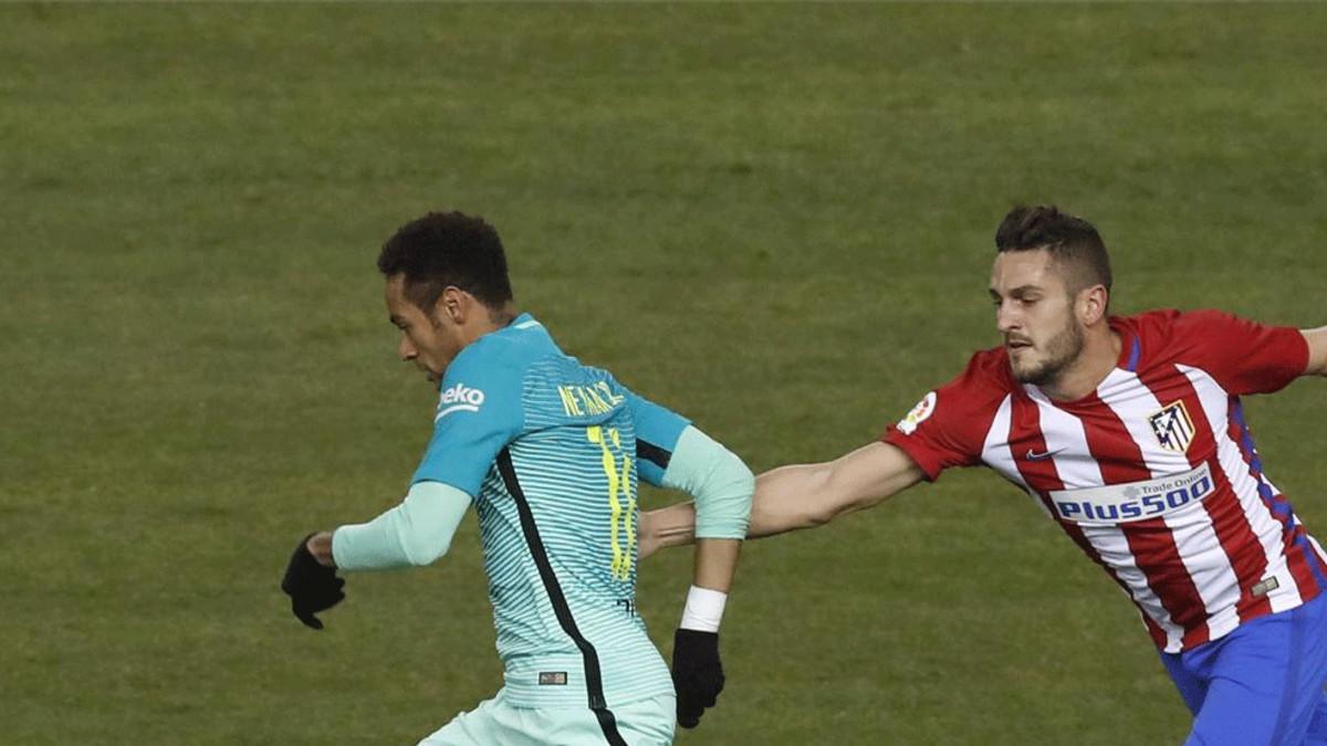 Koke agarra a Neymar durante el encuentro del pasado miércoles
