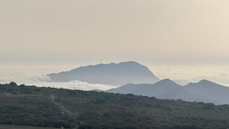 El Montgó emerge en un mar de nubes