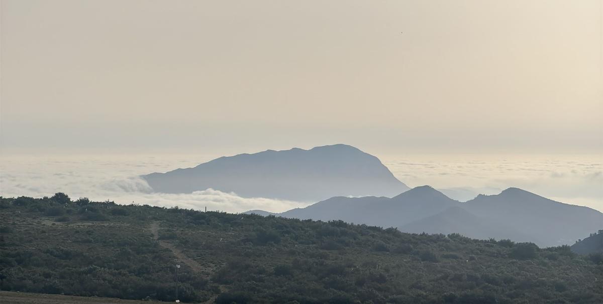 El Montgó, un islote que emerge en un mar de nubes