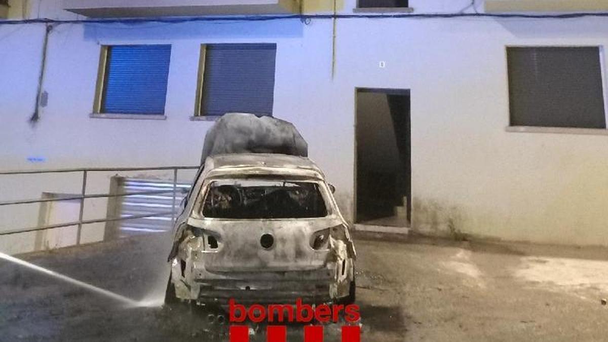 El fum del cotxe cremat ha afectat els habitatges propers