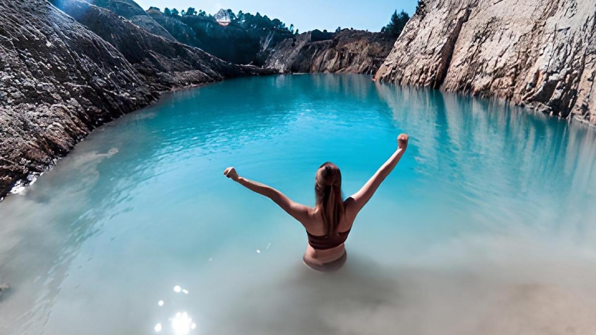 El Chernóbil gallego: el peligroso lago turquesa en el que bañarte podría matarte