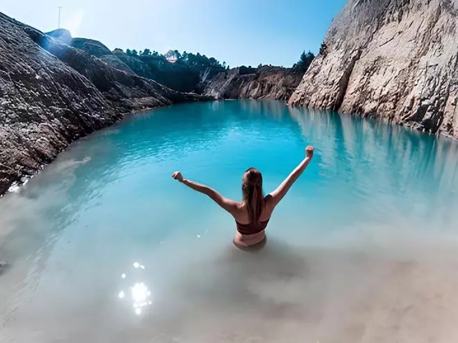 El Chernóbil gallego: el peligroso lago turquesa en el que bañarte podría matarte