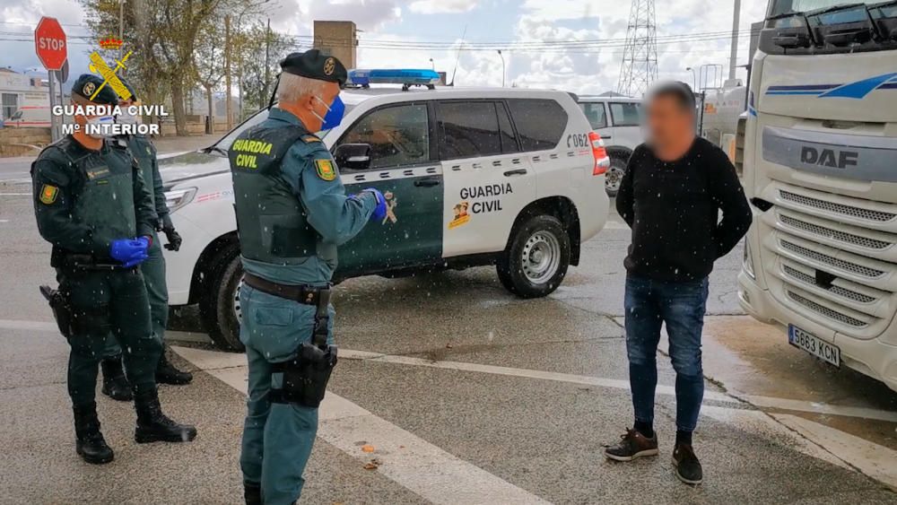 La Guardia Civil escoltó el camión sanitario desde la frontera con Portugal hasta Elche.