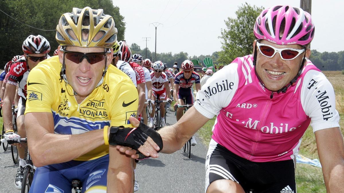 25.07.2004, Frankreich, Paris: Der deutsche Radprofi Jan Ullrich reicht dem späteren Tour de France-Sieger Lance Armstrong aus den USA auf der Schlussetappe die Hand.