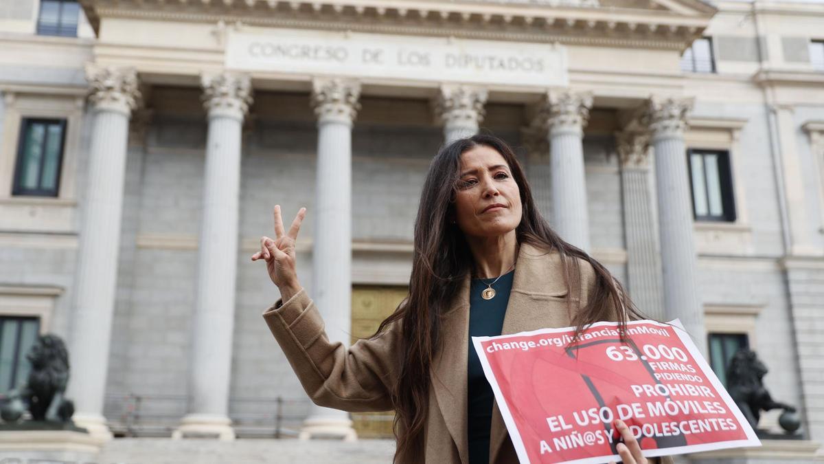 Ángela Sánchez, docente y madre, presenta las firmas para prohibir los móviles en la infancia, hoy en el Congreso