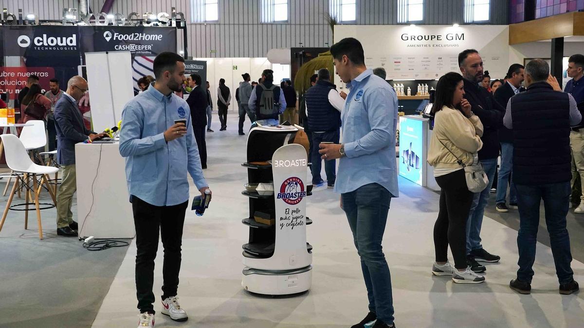 Un robot camarero en el salón  H&amp;T