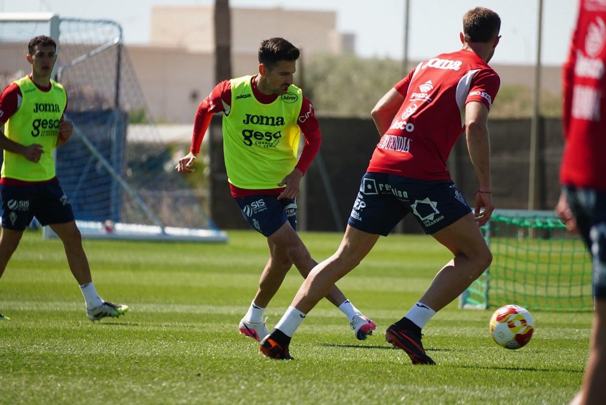 Juan Carlos Real, centrocampista del Real Murcia, durante un entrenamiento esta temporada.