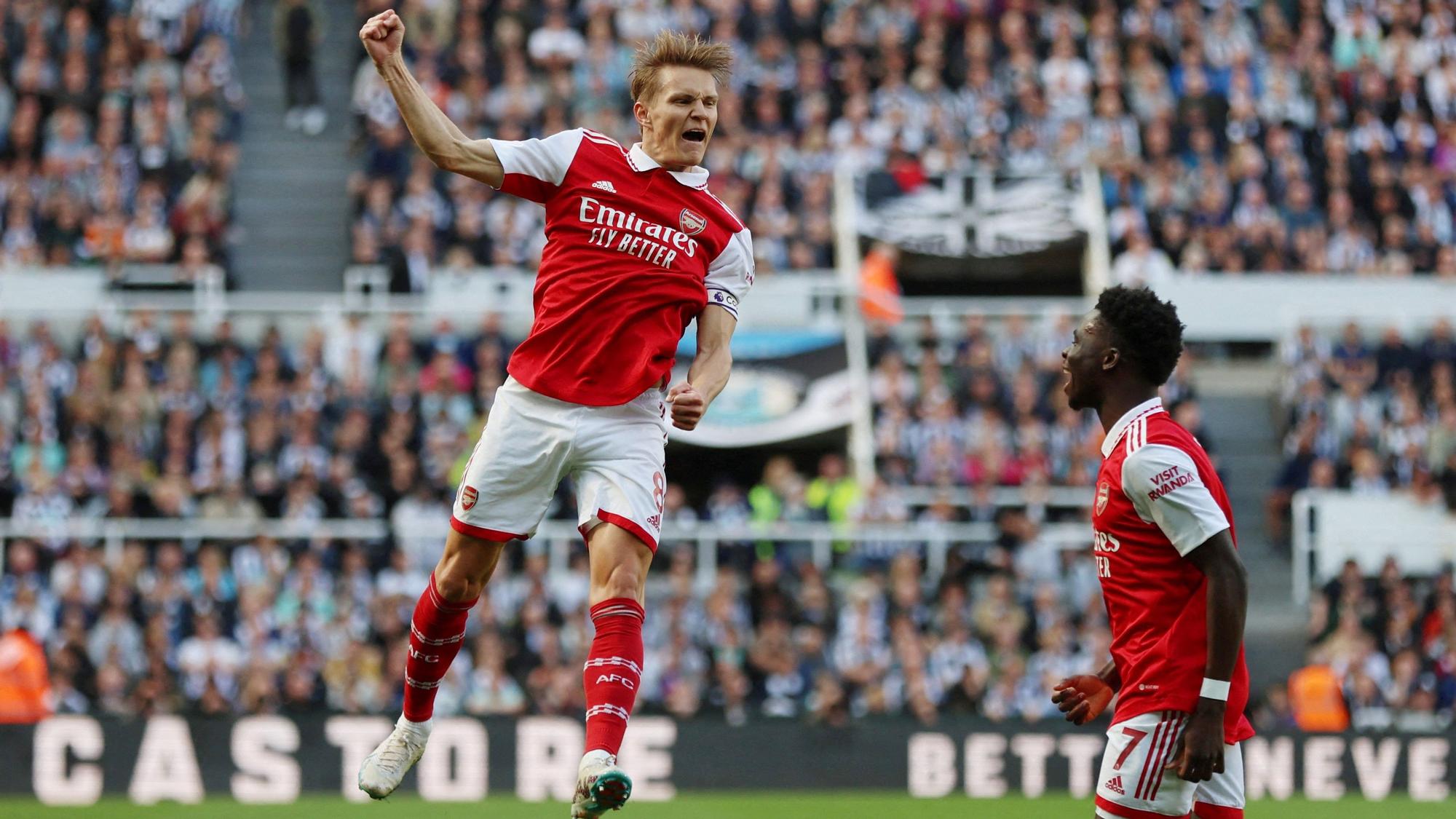 Premier League - Newcastle United vs Arsenal London Odegaard celebra el gol del 0-1, en presencia de Saka, en Newcastle.