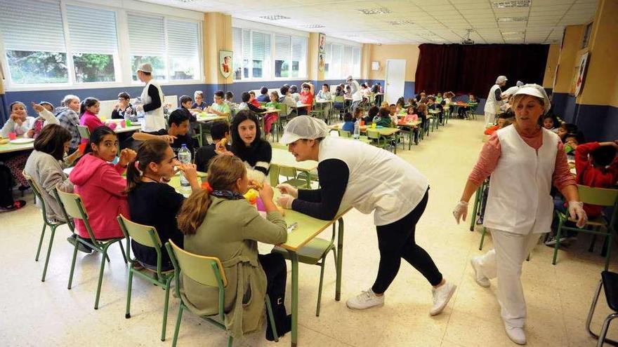 Varios alumnos en un comedor escolar.