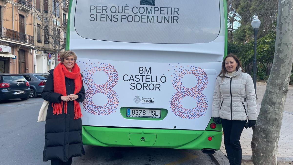 La regidora de Feminisme, Verònica Ruiz, davant d’un autobús urbà que porta la imatge de la campanya de sensibilització d’enguany.
