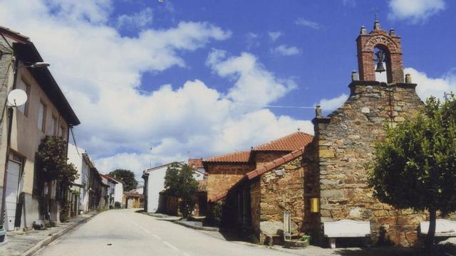 Calle principal y ermita de Villaverde de Justel.2.- Vista parcial.3.-Arquitectura tradicional.4.- La iglesia y los olivos.5.- Detalle de la Adoración de los Reyes.