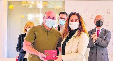 Juan Carlos Lorenzo, coordinador de CEAR Canarias, recibe la  distinción de Gemma Martínez, viceconsejera de Asuntos Sociales. 