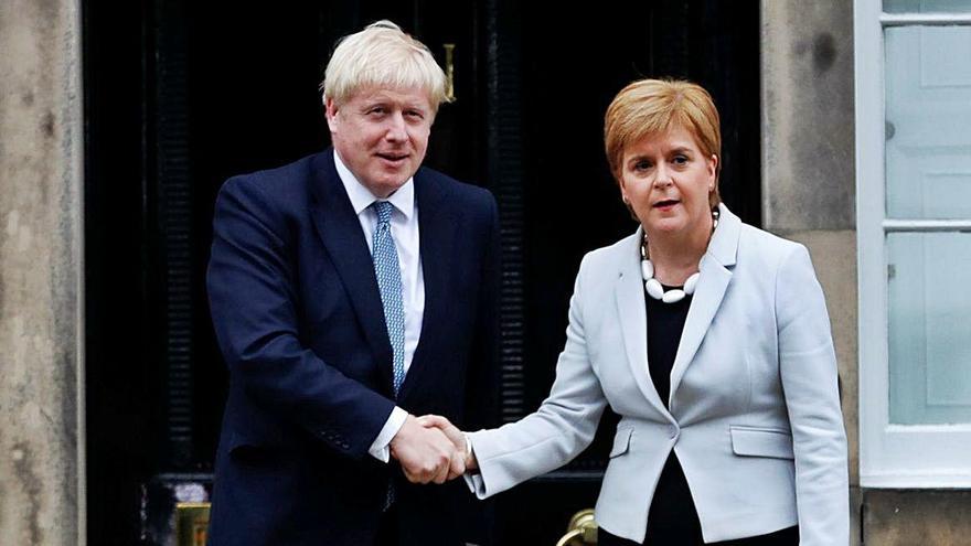 La primera ministra d&#039;Escòcia, Nicola Sturgeon, encaixa la mà amb Boris Johnson, el seu homòleg britànic.