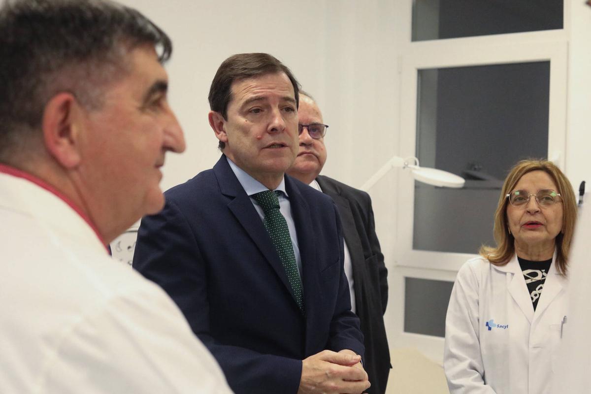 Mañueco saluda a profesionales sanitarios en el centro de salud de Alcañices.